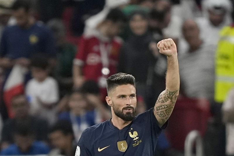 Olivier Giroud phá kỷ lục ghi bàn của Thierry Henry với bàn thắng thứ 52