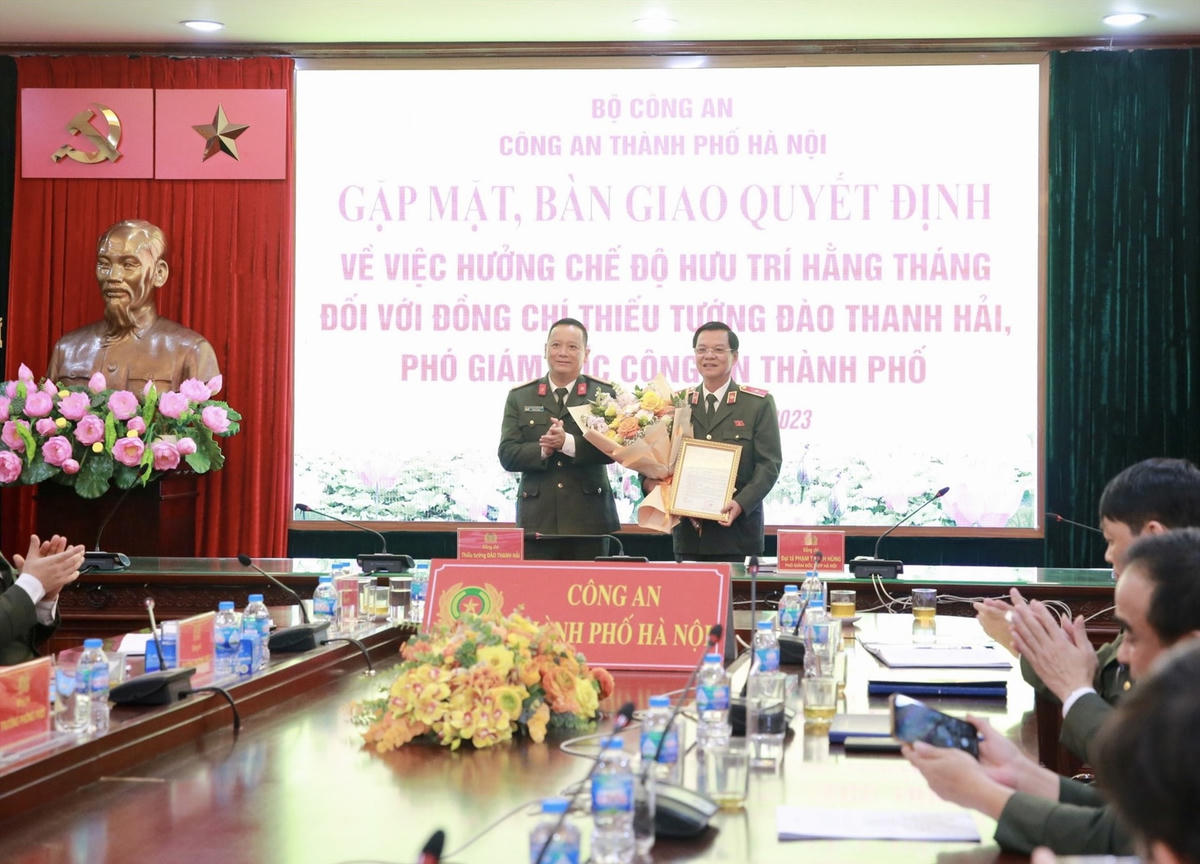 Đại tá Phạm Thanh Hùng, Phó Bí thư Đảng ủy, Phó Giám đốc Công an Hà Nội trao quyết định nghỉ hưu cho Thiếu tướng Đào Thanh Hải. Ảnh: Công an Hà Nội.