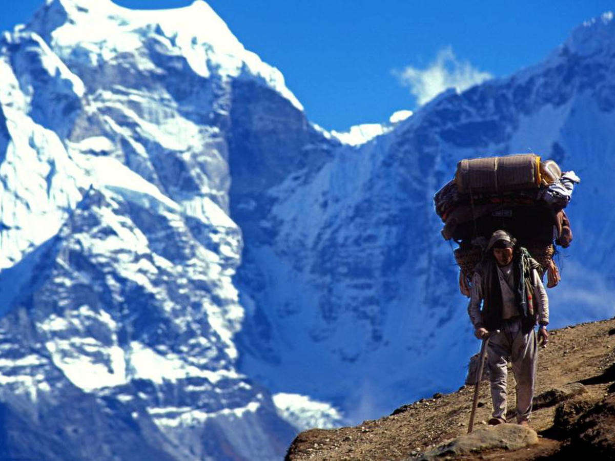 Một người Sherpa làm nghề hướng dẫn khách leo núi.  