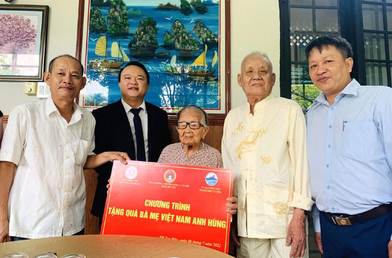 Đại diện Quỹ Thiện Tâm cùng Sở LĐ-TB-XH, UBND TP Tuy Hòa (Phú Yên) trao quà cho Bà mẹ Việt Nam anh hùng Nguyễn Thị Nhoi.