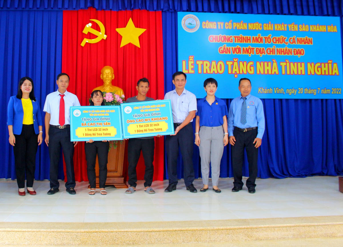 Công ty cũng tặng tặng quà cho các gia đình chính sách.