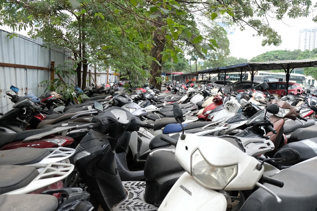 Tương tự, tại bãi trông giữ xe của Xí nghiệp 5 (thuộc Công TNHH MTV Khai thác điểm đỗ xe Hà Nội) ở đường Lê Quang Đạo (quận Nam Từ Liêm, TP Hà Nội), cũng có hàng nghìn chiếc xe máy đang được xếp chật kín, phủ đầy bụi.
