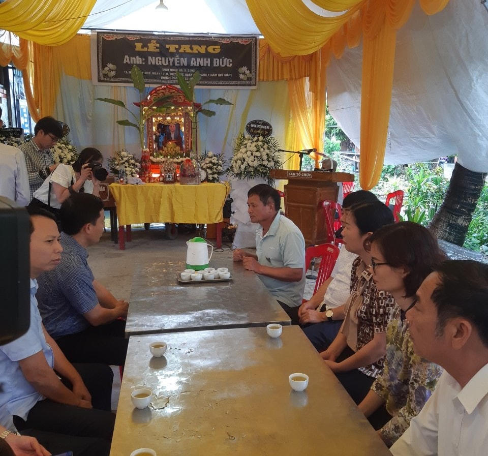 Lãnh đạo Ủy ban MTTQ tỉnh thăm hỏi, chia buồn, trao tiền hỗ trợ tới người thân của nạn nhân.