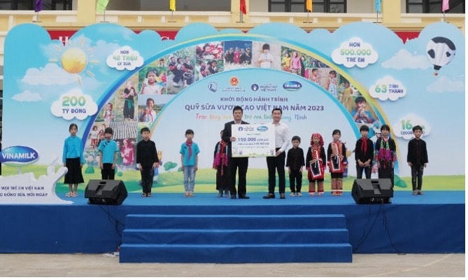 Vinamilk & Quỹ sữa Vươn cao Việt Nam khởi động hành trình năm thứ 16 tại Quảng Ninh
