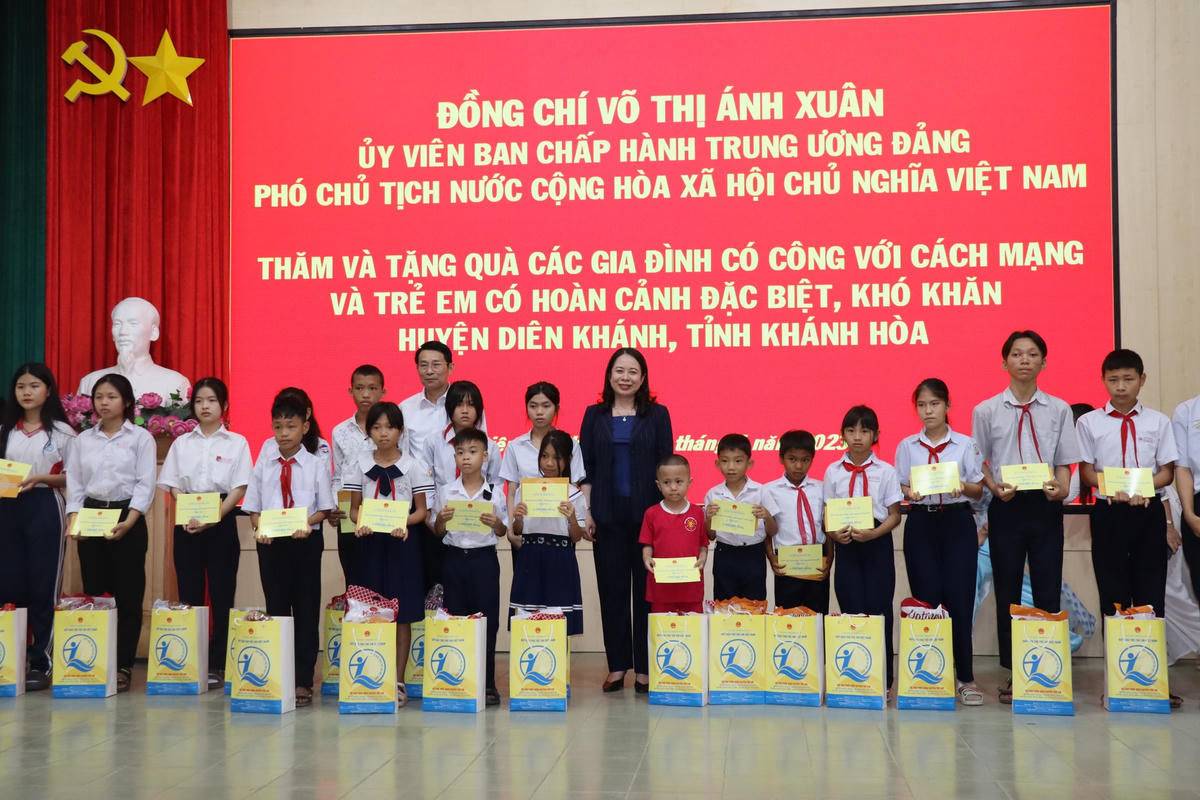  Phó Chủ tịch nước Võ Thị Ánh Xuân, tặng quà cho các trẻ em có hoàn cảnh đặc biệt, khó khăn.
