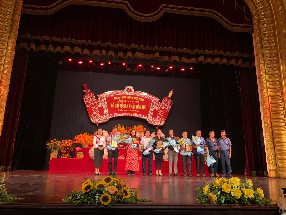 Tôn vinh các nghệ sĩ.