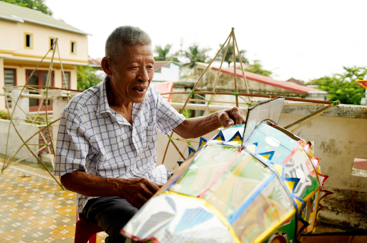 Cụ ông hơn 30 năm say mê làm đèn Trung thu truyền thống