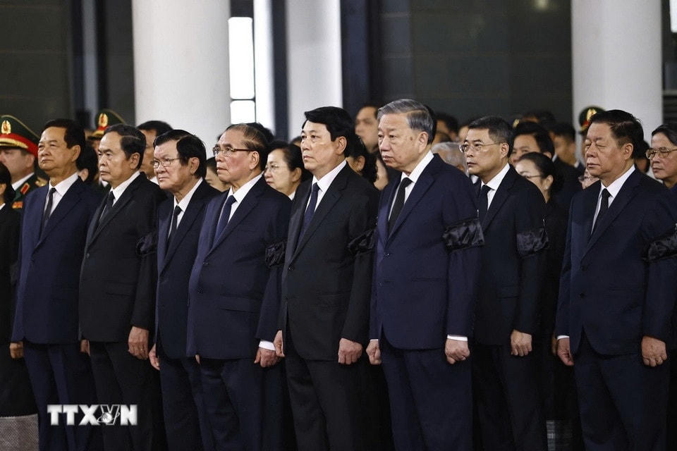 Tổng Bí thư Tô Lâm cùng các đồng chí Lãnh đạo, nguyên Lãnh đạo Đảng, Nhà nước dự Lễ truy điệu nguyên Chủ tịch nước Trần Đức Lương. (Ảnh: TTXVN)