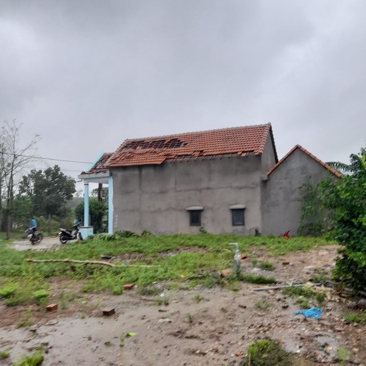 Một ngôi nhà dân bị tốc mái.