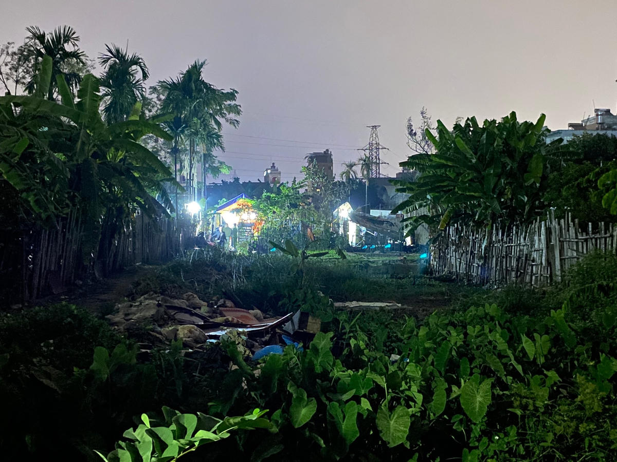 Tối muộn, người dân vẫn đến hiện trường để theo dõi thông tin về vụ hoả hoạn vừa xảy ra.