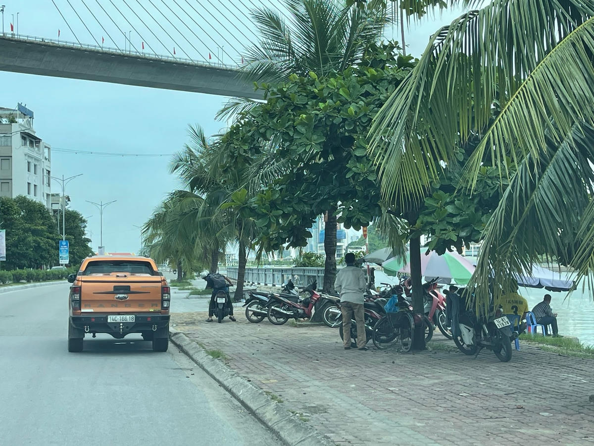 Điểm bến tự phát tại khu vực chân cầu Bãi Cháy hoạt động tương đối tấp nập. 