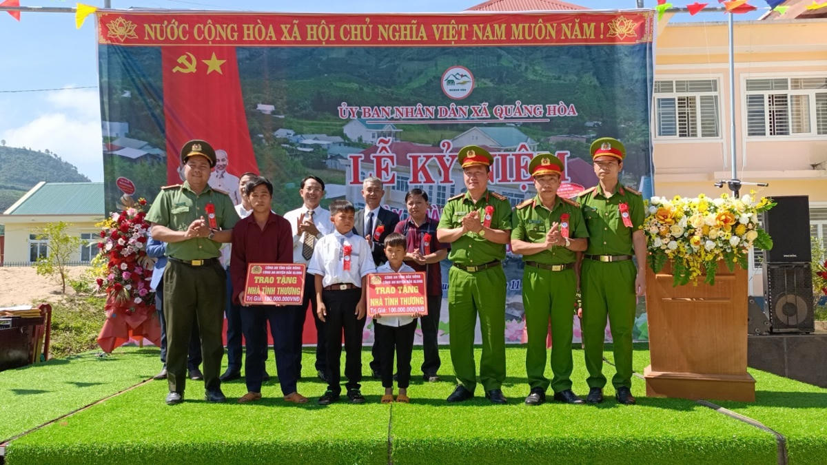 Lãnh đạo Công an huyện Đắk Glong trao tặng số tiền tượng trưng xây dựng nhà tình nghĩa cho các cháu mồ côi, có hoàn cảnh đặc biệt khó khăn.