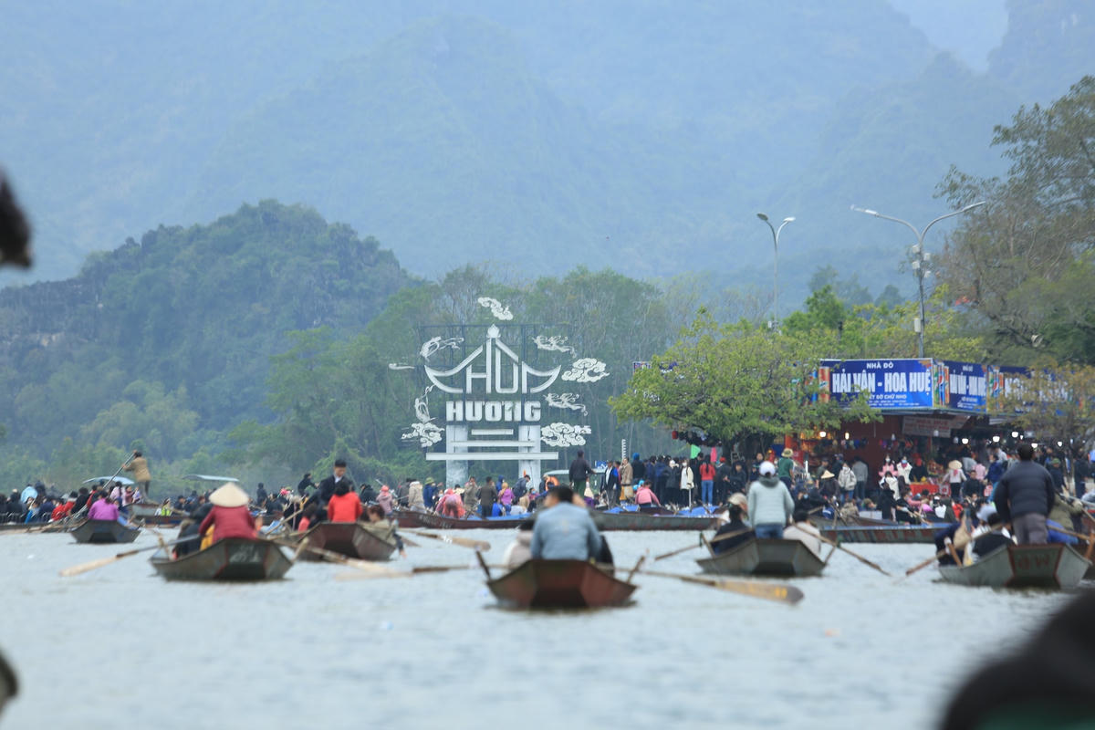 Kiểm soát 4.500 thuyền, đò chở khách vào chùa Hương đi lễ đảm bảo an toàn