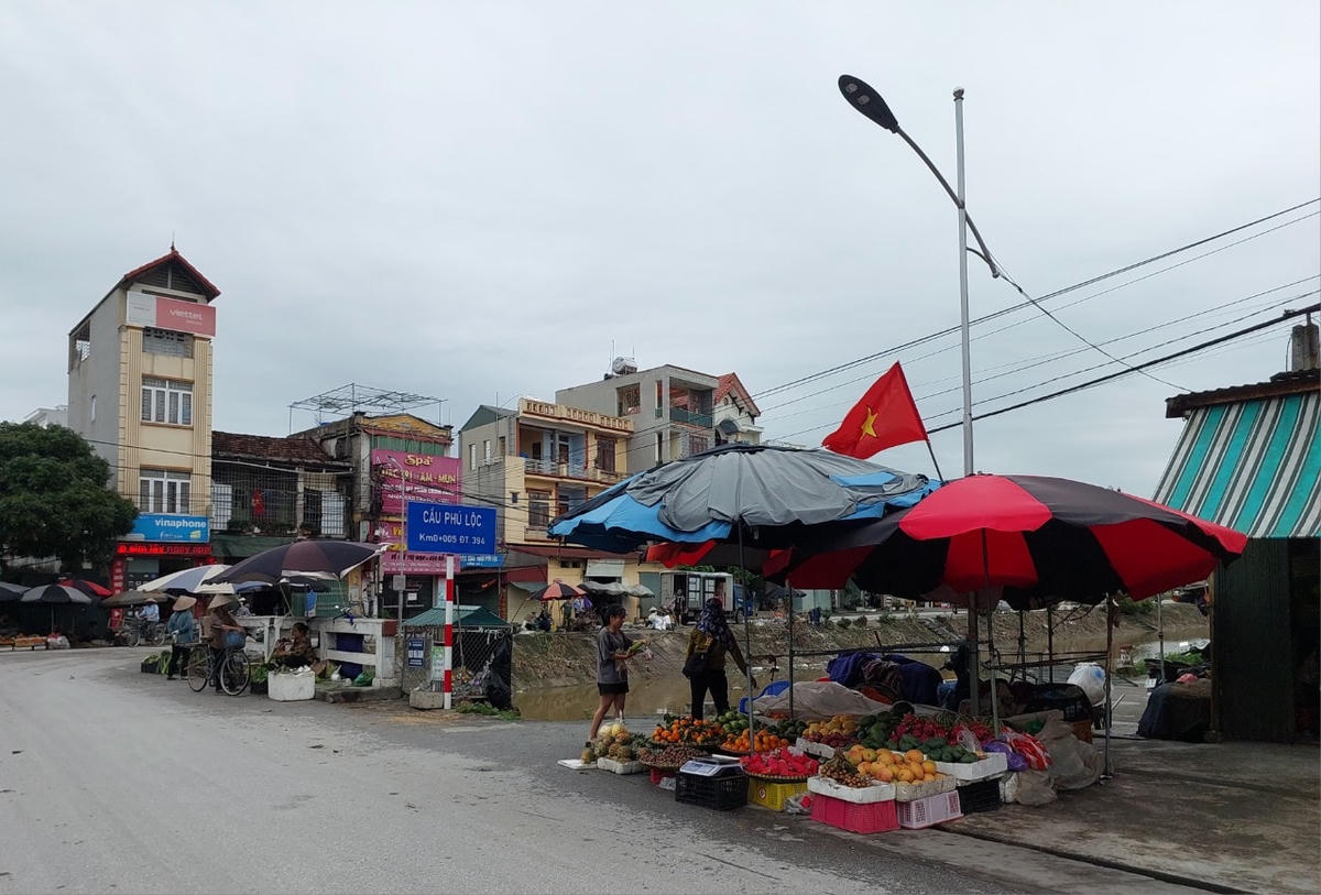 Người dân bày biện bán hàng hóa ở lề đường giao thông gây mất an toàn.