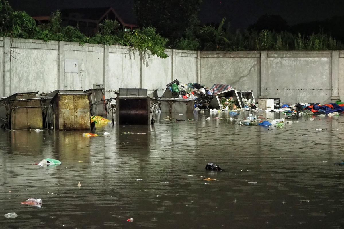 Rác thải nằm la liệt sau cơn mưa lớn.