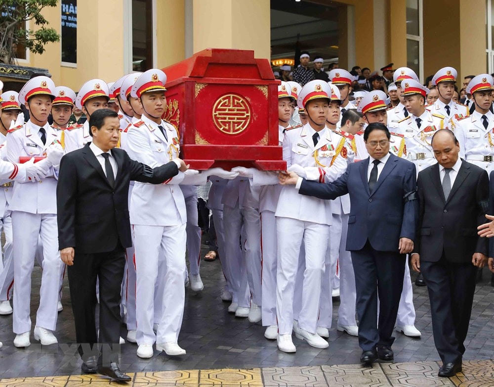 Thủ tướng Phạm Minh Chính và Phó Thủ tướng Lê Minh Khái và các đại biểu tại Lễ Di quan Phó Thủ tướng Lê Văn Thành.(Ảnh: An Đăng/TTXVN).