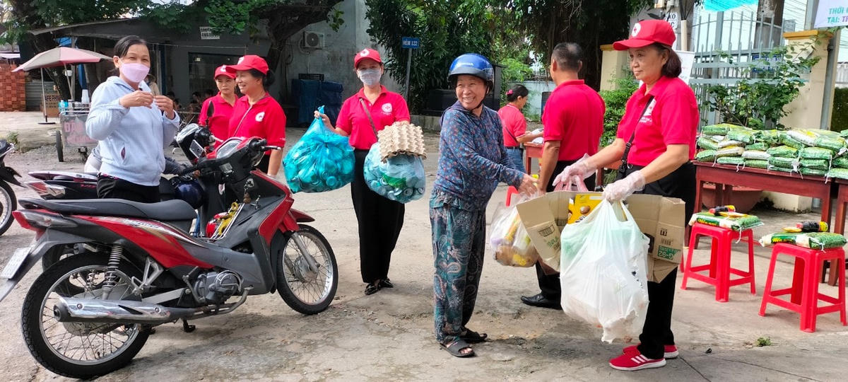 Xử lý rác tại nguồn cần được xây dựng từ ý thức tự giác của người dân ở từng khu phố. Ảnh: Hồng Phúc.