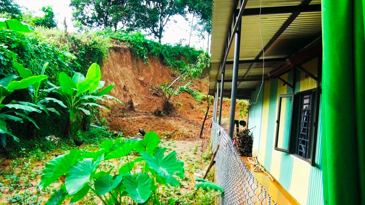 Đất đá sạt lở xuống ngôi nhà của chị Nguyễn Thị Liên.