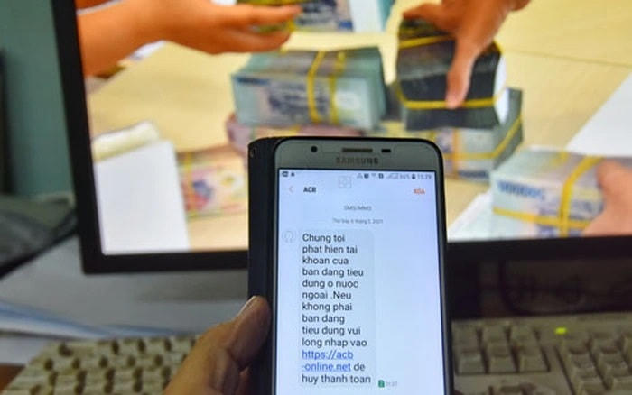 Xuất hiện nhiều tin nhắn lừa đảo rút tiền tài khoản ngân hàng. Ảnh: Tấn Thạnh.