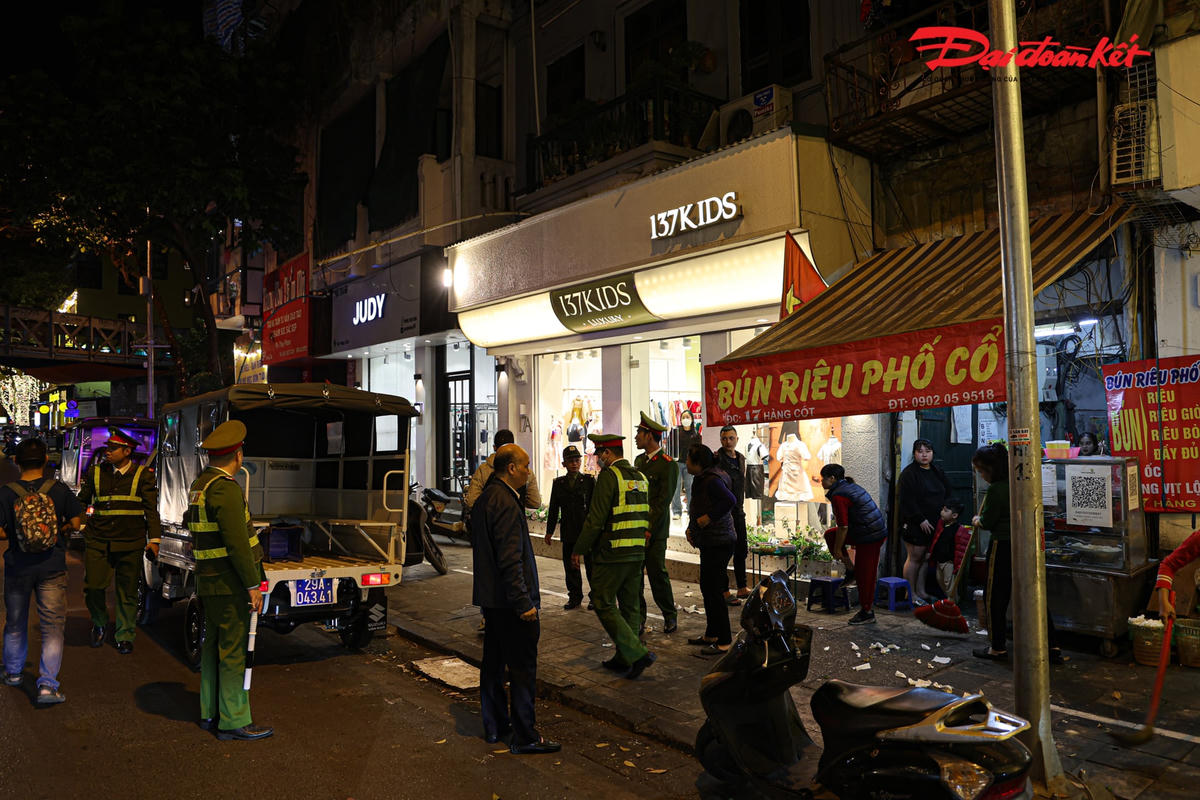 Vị lãnh đạo công an phường Hàng Mã cho hay, ngoài nhắc nhở tuyên truyền tới các hộ kinh doanh cần tuân thủ theo quy định, không lấn chiếm lòng đường, vỉa hè. Giữ mỹ quan đô thị là tiêu chí để người dân và khách du lịch đến với quán.