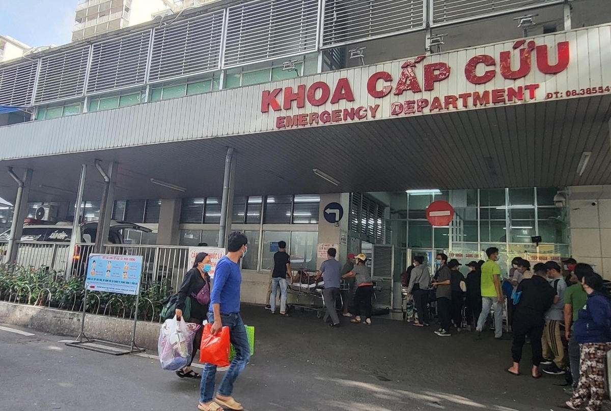 Phụ huynh bị lừa đảo từ những cuộc điện thoại con đang cấp cứu tại Bệnh viện Chợ Rẫy.