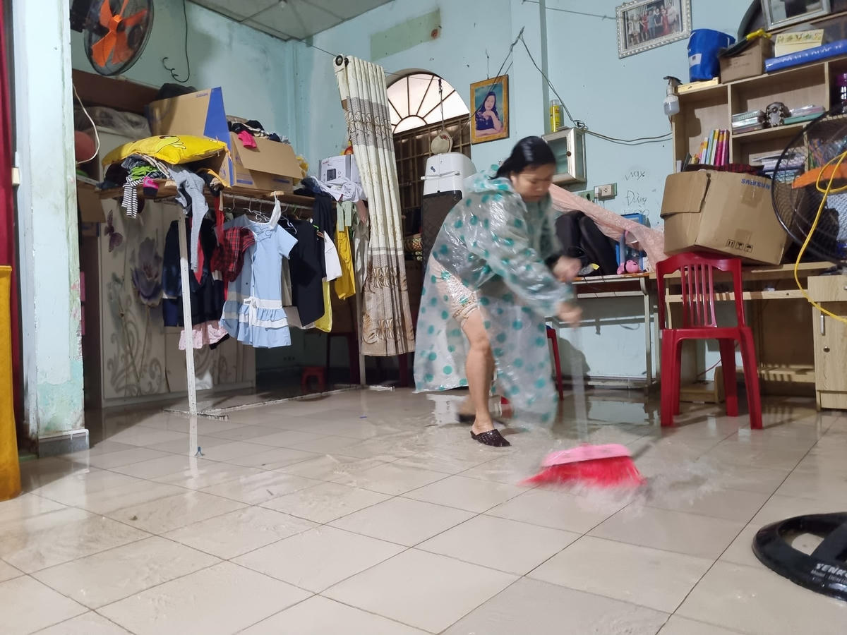 Người dân ứng phó với ngập lụt.