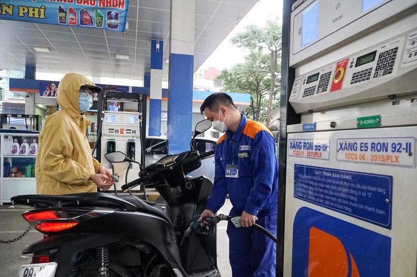 Việc giảm thuế bảo vệ môi trường đối với xăng dầu kể từ ngày 11/7 sẽ giúp doanh nghiệp, người dân bớt khó khăn. Ảnh: Phi Hùng.