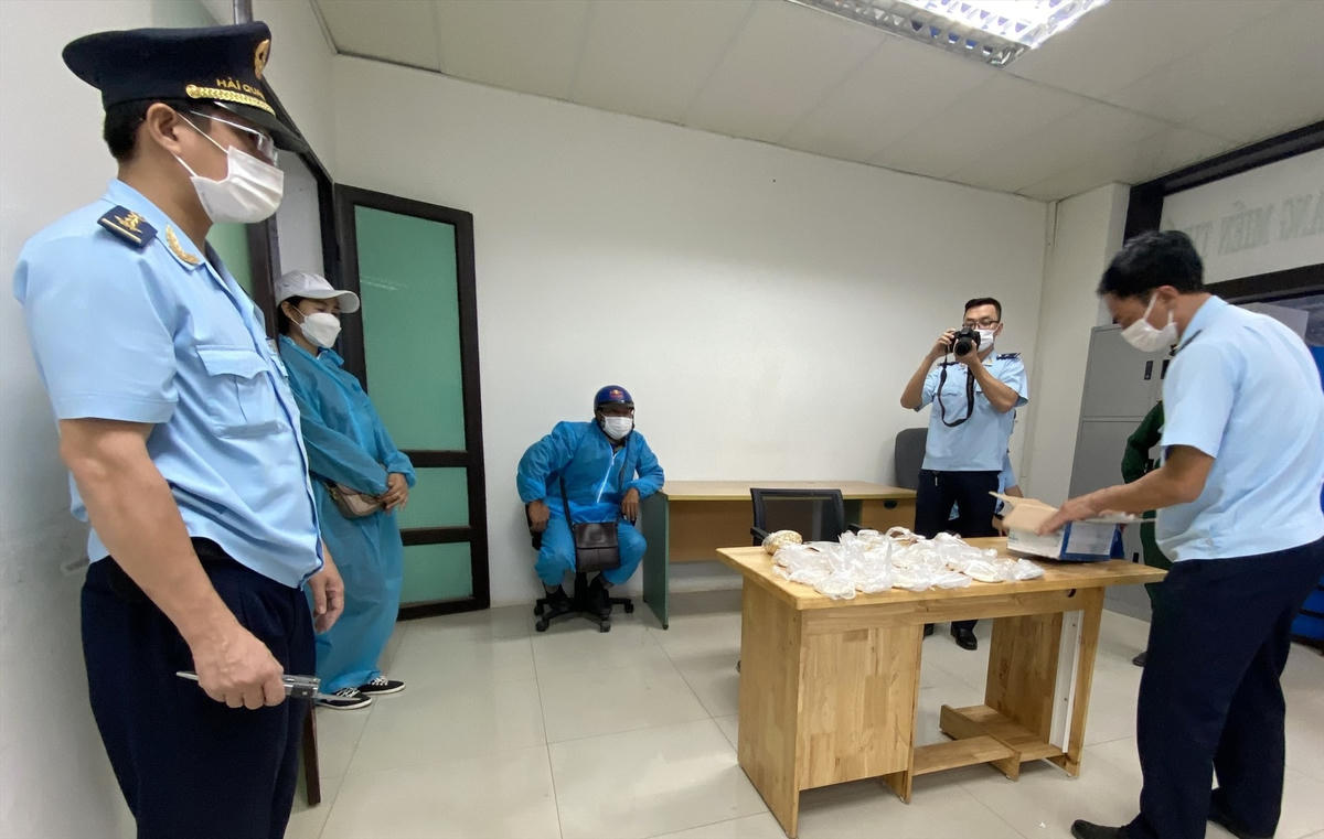 Tháng 11/2021, lực lượng chức năng tại tỉnh Quảng Trị phát hiện xe ô tô tải vận chuyển trái phép vàng, bạc, ngoại tệ qua biên giới. Ảnh: HQ.