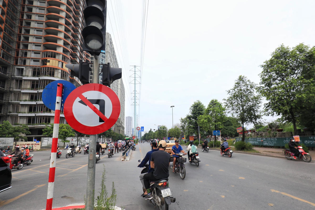 Nhưng thực tế sau khi tổ chức lại giao thông, phương tiện vẫn không tuân thủ quy định, rẽ ngay tại nút giao khiến nhiều người đi ở chiều ngược lại phải lấn sang các làn khác để tránh, gây mất ATGT.
