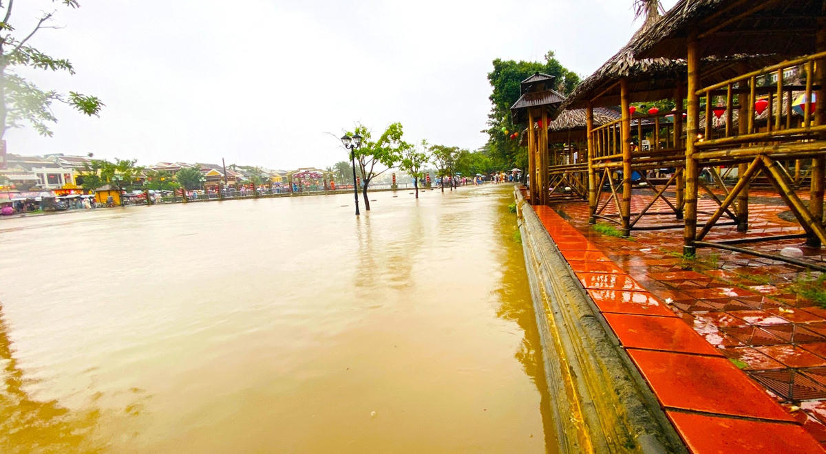 Nước sông Hoài dâng cao tràn ngập đường Bạch Đằng.