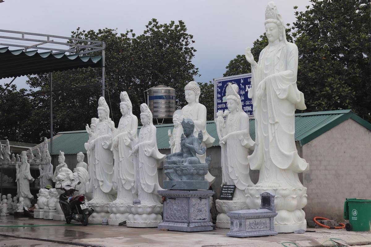 Những tác phẩm tượng đá nghệ thuật được tạo tác từ những đôi bàn tay tài hoa của các nghệ nhân.