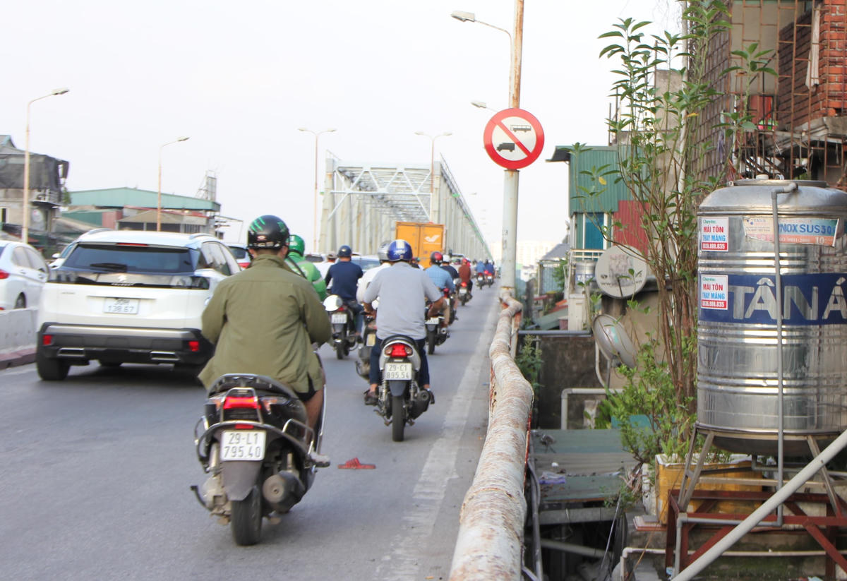 Theo Nghị định 100/2013/CP quy định rõ về giới hạn hành lang an toàn đối với cầu đường bộ được xác định theo chiều dọc và chiều ngang cầu, tùy thuộc vị trí, chiều dài cầu mà giới hạn hành lang khác nhau.