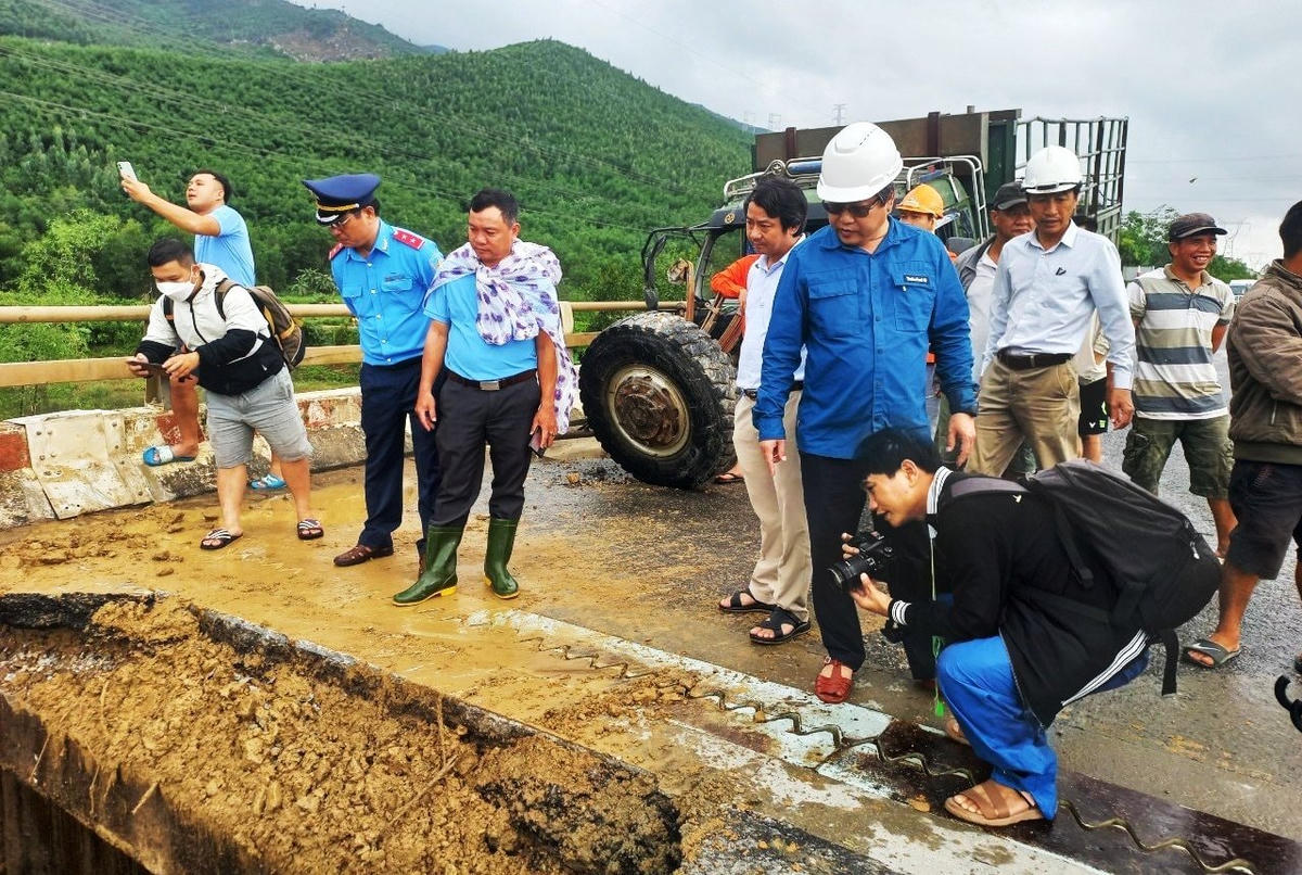 Ông Văn Anh Tuấn (áo xanh, mũ trắng) chỉ đạo tại hiện trường.