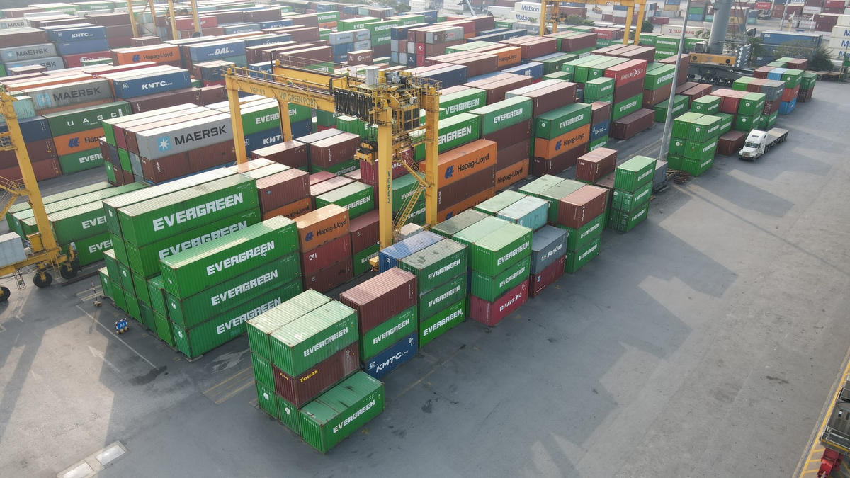 Doanh nghiệp xuất khẩu nỗ lực đưa hàng hóa sang các nước, trong đó có ASEAN. Ảnh: Quang Vinh.