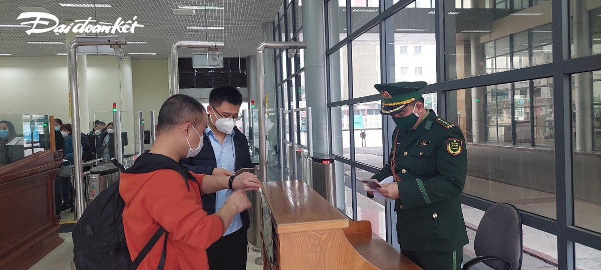 Căn cứ các văn bản liên quan phía Việt Nam và Trung Quốc về việc tối ưu hóa việc thực hiện các biện pháp phòng, chống dịch, bệnh Covid-19 và điều chỉnh hoạt động thông quan cửa khẩu, nâng cao hiệu quả công tác XNC và thông quan hàng hóa, từ ngày 8/1, hoạt động XNC tại Cửa khẩu Quốc tế Móng Cái sẽ diễn ra từ 8h đến 16h (Giờ Hà Nội) và 9h đến 17h (Giờ Bắc Kinh). Đừng toàn bộ việc nhập cảnh hẹn trước. Người nhập cảnh có giấy xét nghiệm RT-PCR âm tính trong vòng 48 giờ được nhập cảnh bình thường.