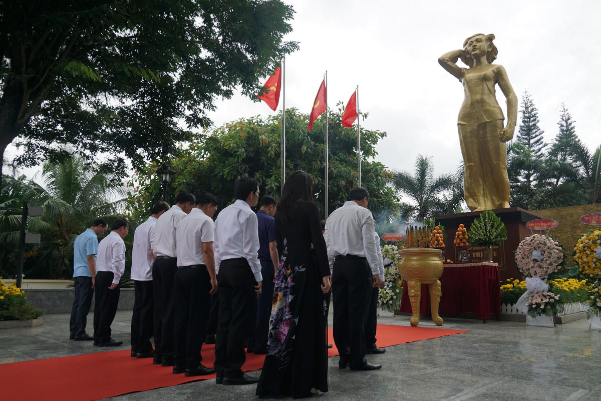 Đoàn đã dành một phút mặc niệm thành kính bày tỏ lòng biết ơn vô hạn đối với Nữ Anh hùng Liệt sĩ Võ Thị Sáu đã anh dũng hy sinh vì sự nghiệp đấu tranh giải phóng dân tộc, thống nhất đất nước.  Ảnh: Mạnh Thìn.