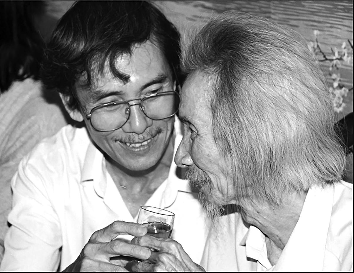 Nhạc sĩ Văn Dung (trái) và nhạc sĩ Văn Cao năm 1995. Ảnh: Nguyễn Đình Toán.  
