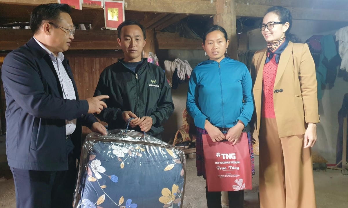 Lãnh đạo Ủy ban MTTQ tỉnh Lào Cai tặng quà Tết cho hộ nghèo tại xã Lùng Phình, huyện Bắc Hà.