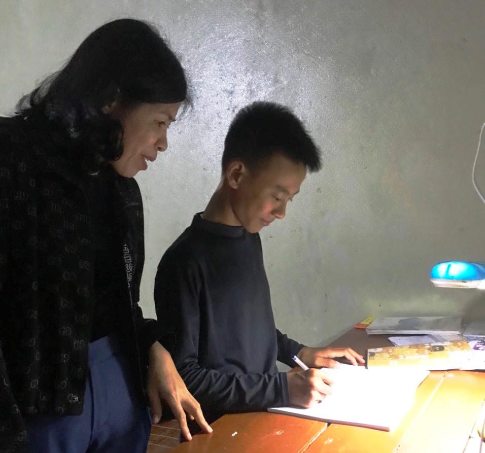 Hàng tháng, hàng tuần nhà trường cử các thầy, cô giáo đến tận nhà kiểm tra nề nếp tự học của học sinh.