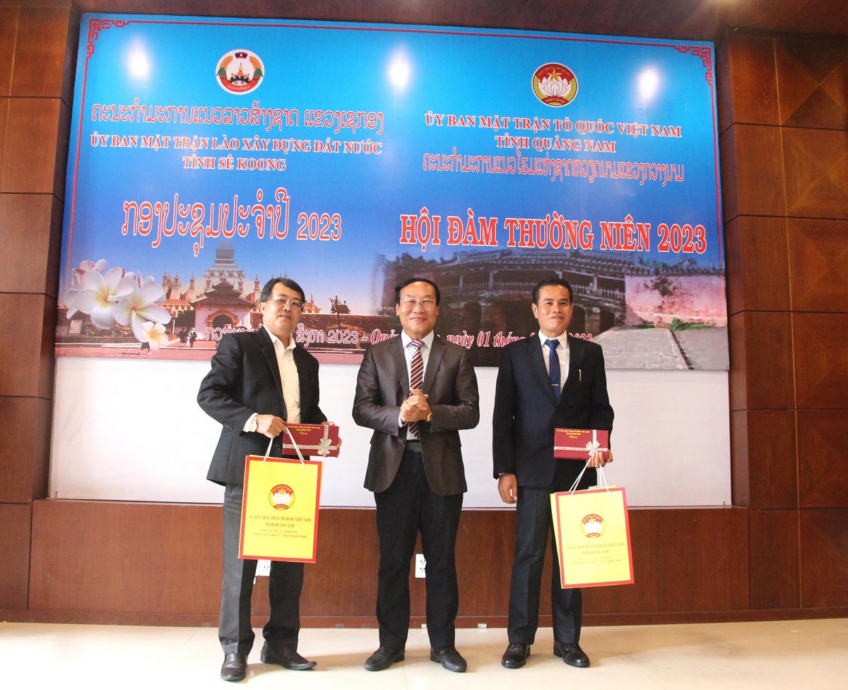 Tặng quà cho đại biểu Ủy ban Mặt trận Lào xây dựng đất nước tỉnh Sê Kông.