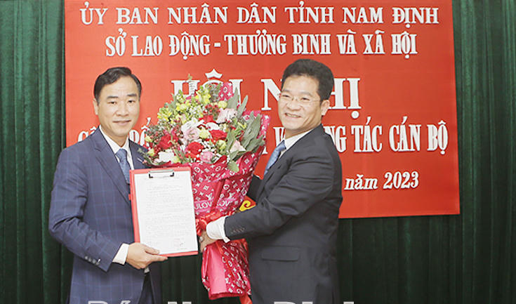 Phó Chủ tịch Thường trực UBND tỉnh Nam Định Trần Anh Dũng (phải) trao quyết định bổ nhiệm vị trí công tác mới tới ông Nguyễn Tuấn Song.
