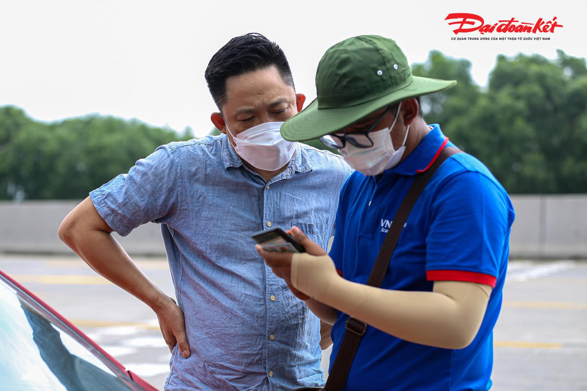 Anh Nguyễn Tuấn Nghĩa chưa dán thẻ ETC cho hay: “Do mới mua xe nên tôi chưa kịp làm thẻ. Hôm nay, đi đến trạm  thì mới biết ở tuyến cao tốc này chỉ thu phí không dừng. Vì vậy, tôi được các nhân viên hướng dẫn dán thẻ, hỗ trợ tải app nạp tiền vào tài khoản khá nhanh chóng và thuận lợi”.