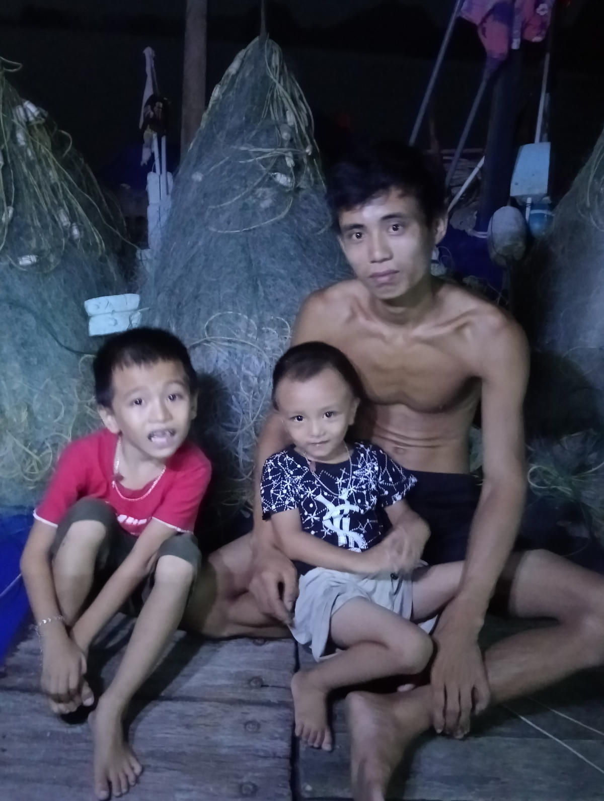 Vì điều kiện sống đông người trong căn nhà chật chội ở làng chài Hà Phong, nên vợ chồng anh Sơn cùng 2 con nhỏ thường xuyên ở trên tàu, neo đậu không cố định trên vịnh Hạ Long.