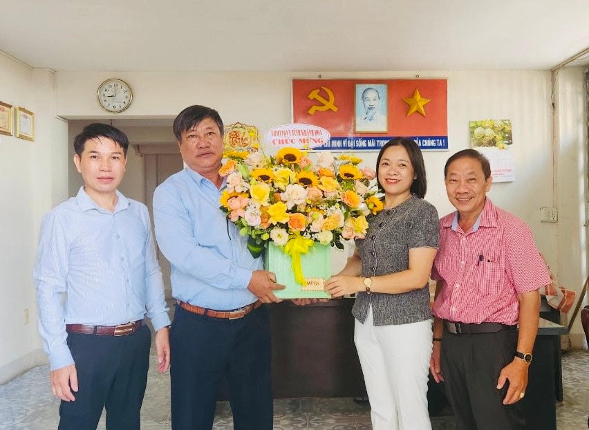 Bà Trần Thu Mai, Phó Chủ tịch thường trực Ủy ban MTTQ Việt Nam tỉnh Khánh Hòa cùng đoàn công tác chúc mừng Văn phòng Báo Đại Đoàn Kết tại Nha Trang.
