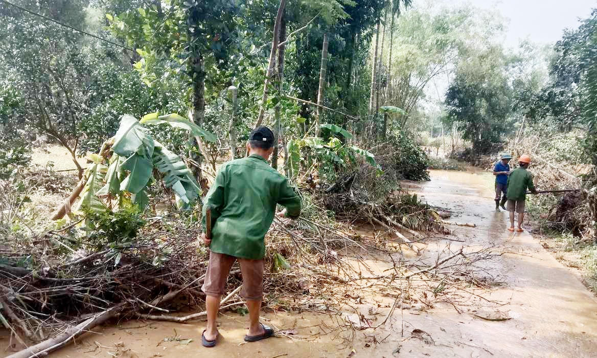 Người dân xã Gia Phố dọn dẹp con đường sau lũ để chuẩn bị an táng ông Nguyễn Hữu Th.