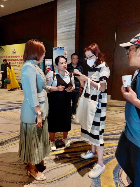 Du khách đi thăm quan tại thành phố Nha Trang