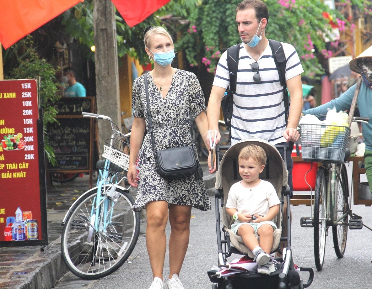 Du khách nước ngoài đến tham quan phố cổ Hội An dịp lễ.