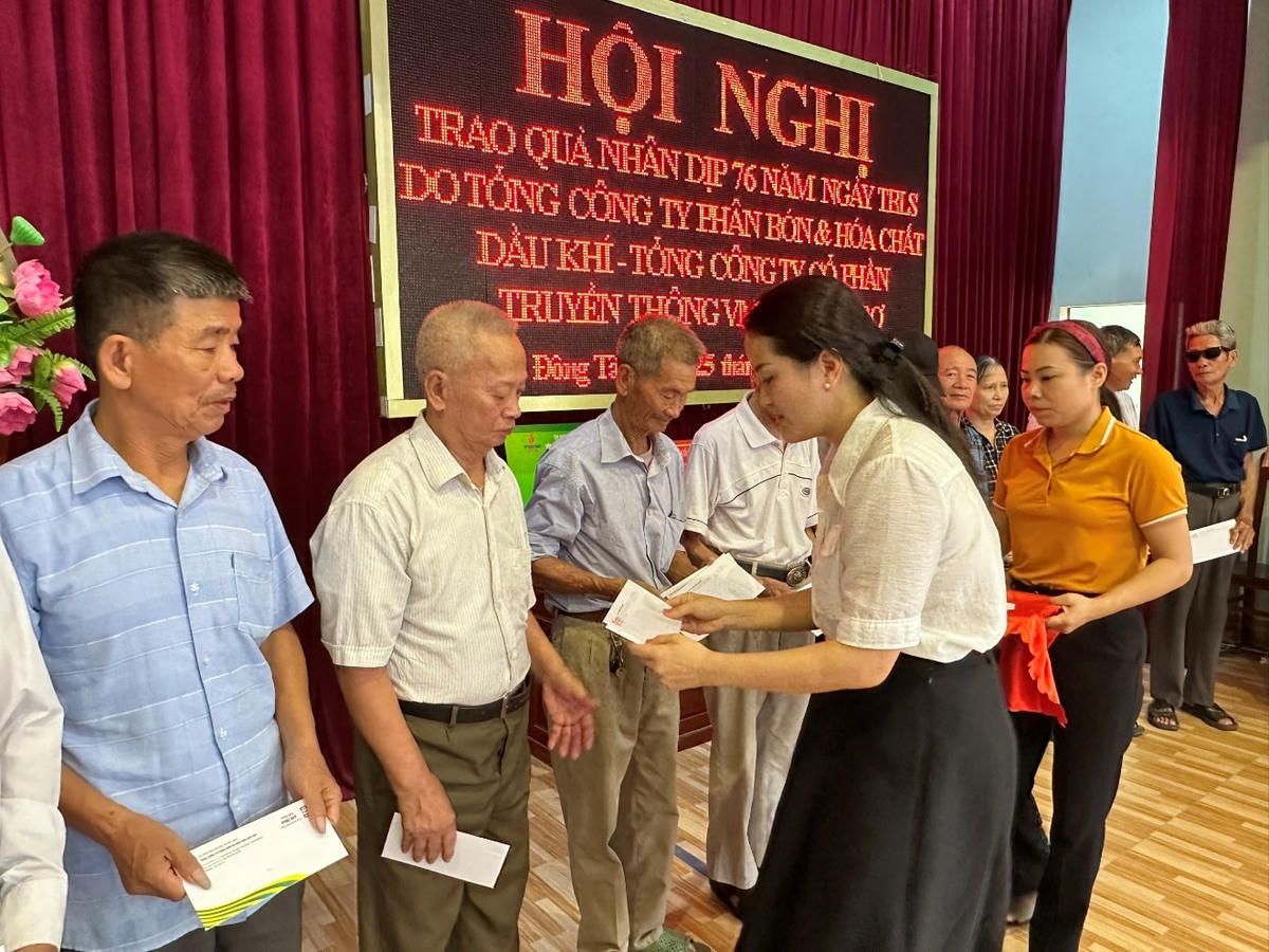 Đại diện Công ty Cổ phần TNH99 Việt Nam và Tổng Công ty Phân bón và Hóa chất Dầu khí trao quà tại xã Đông Tân, huyện Đông Hưng, tỉnh Thái Bình