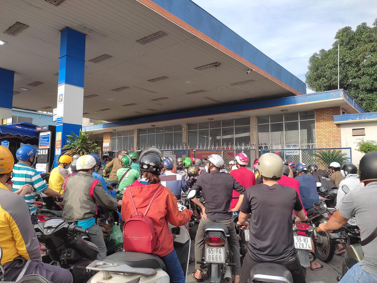 Các cây xăng hiện chỉ bán rất ít, thường 30 ngàn đồng/lượt.