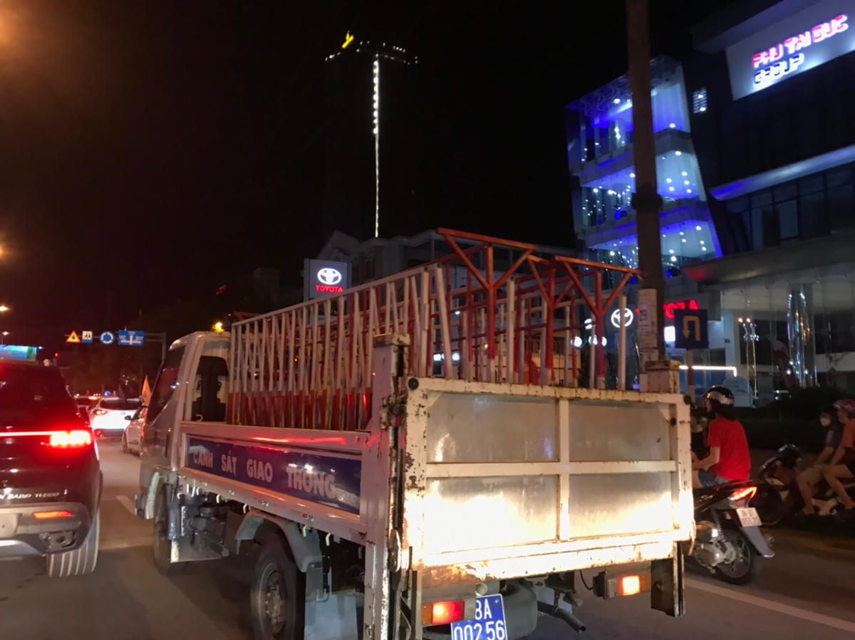 Cảnh sát huy động lực lượng, phương tiện ra tuyến QL1A của TP Hà Tĩnh để đảm bảo an toàn giao thông.